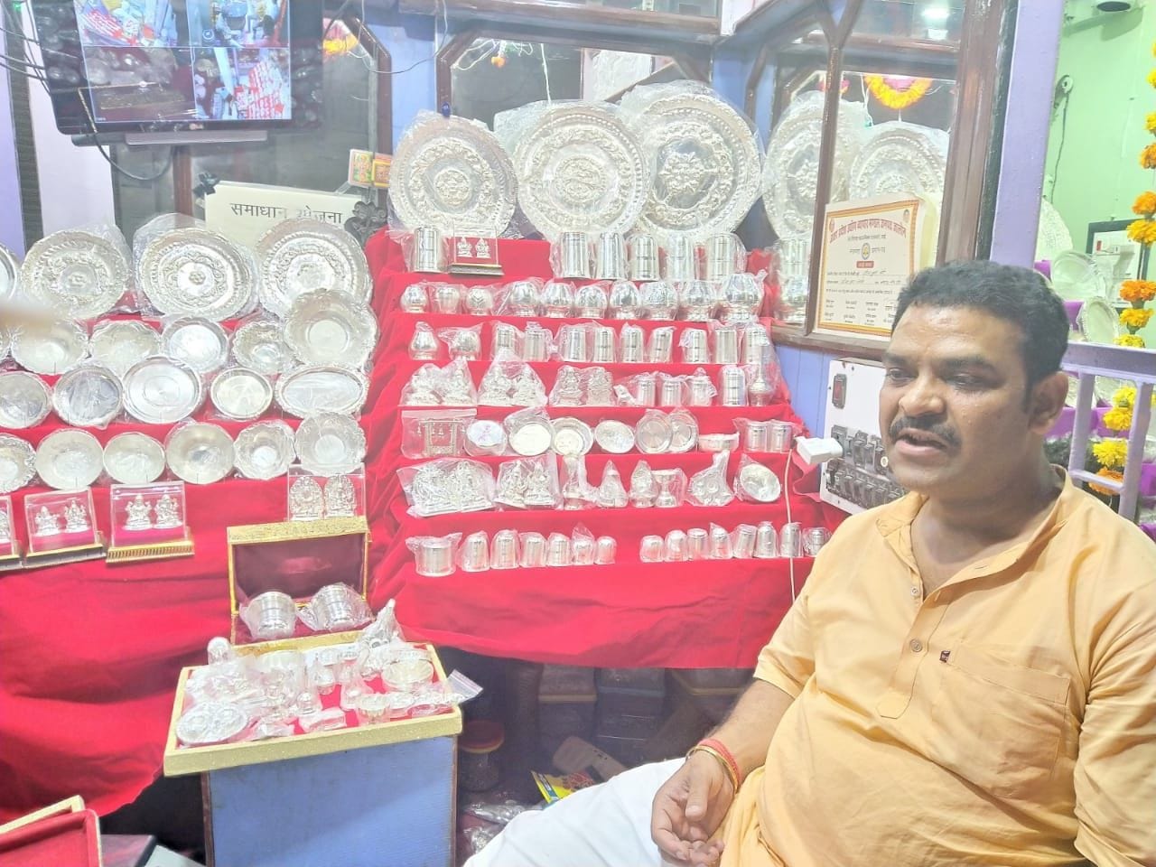 दीपावली पूजन के लिए चांदी के बर्तन की दुकान सजी दीपावली पूजन के लिए चांदी के बर्तन की दुकान सजी