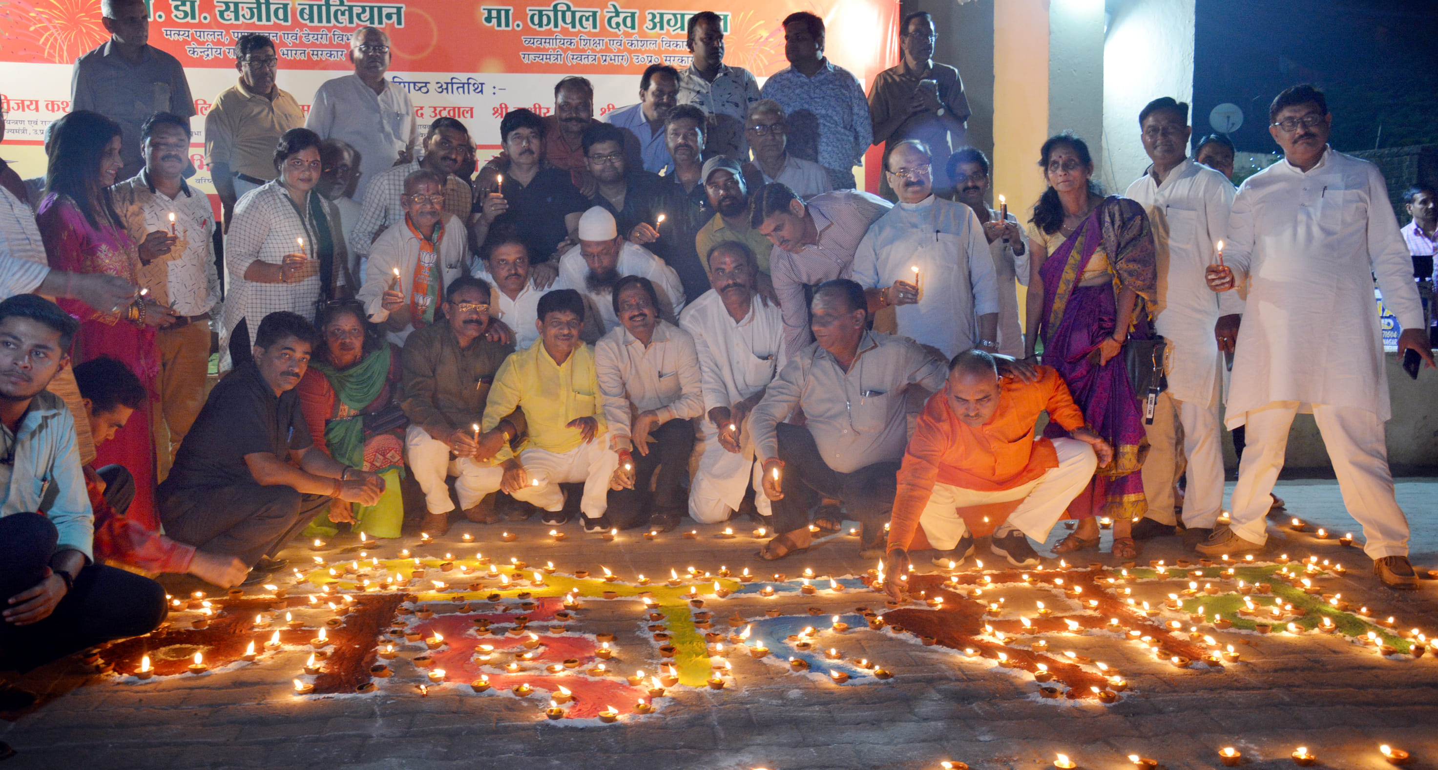 टाऊनहाल के मैदान में दीप महोत्सव का शुभारंभ करते राज्यमंत्री कपिल देव अग्रवाल। टाऊनहाल के मैदान में दीप महोत्सव का शुभारंभ करते राज्यमंत्री कपिल देव अग्रवाल।