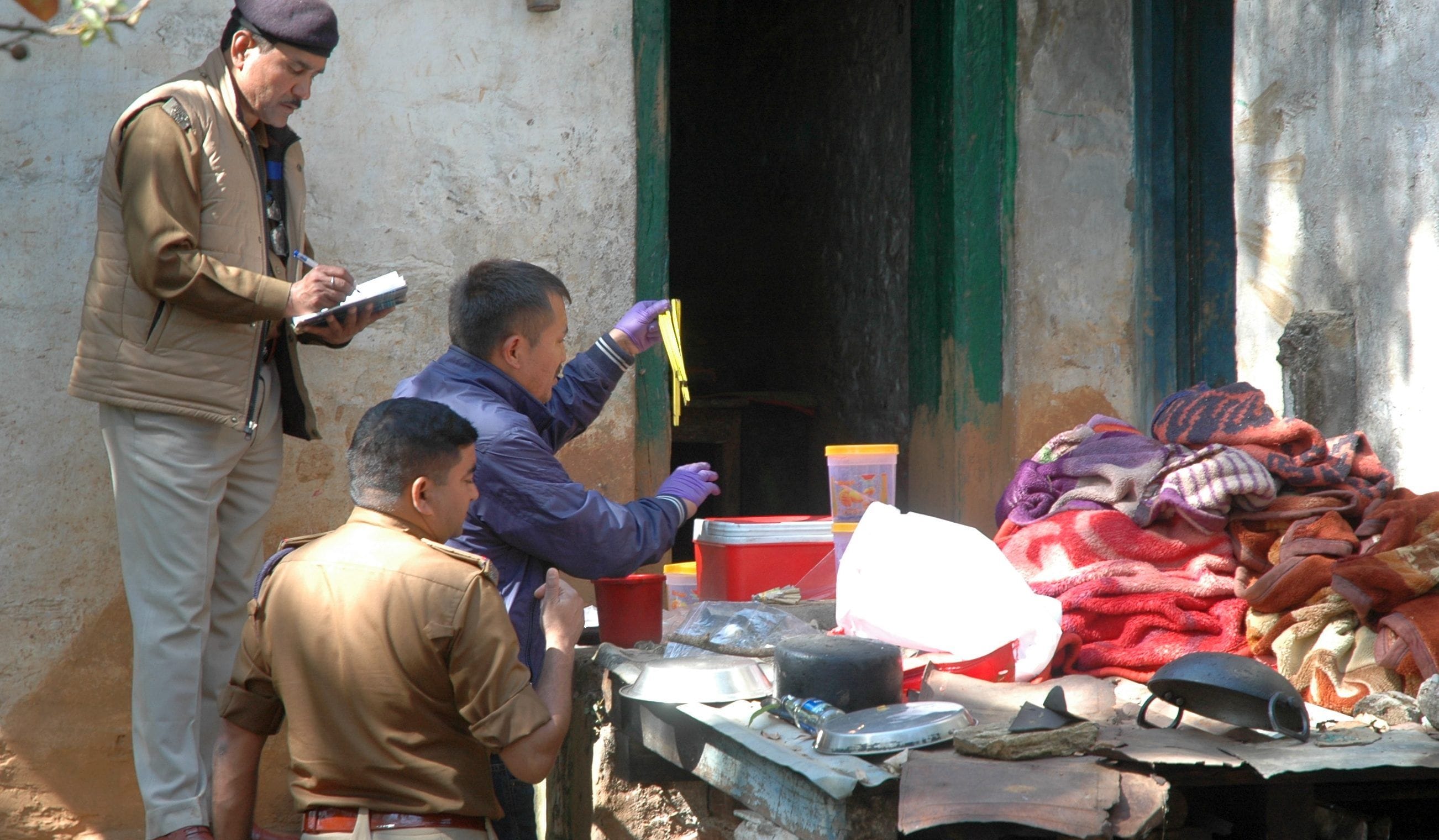 पिथौरागढ़ के मड़धूरा गांव में सबूत जुटाती अल्मोड़ा से आई फारेंसिक टीम।  अमर उजाला
