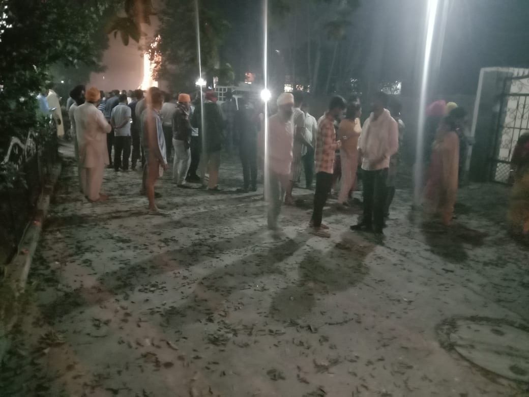 बाबा मोहन दास नगर में बने गोदाम के पास हुए धमाके के कारण घरों के बाहर खडे़ लोग। बाबा मोहन दास नगर में बने गोदाम के पास हुए धमाके के कारण घरों के बाहर खडे़ लोग।