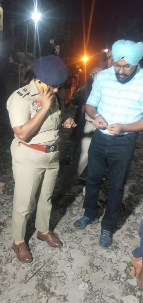 बाबा मोहन दास नगर मे बने गोदाम के पास से धमाके की जांच करती पुलिस। बाबा मोहन दास नगर मे बने गोदाम के पास से धमाके की जांच करती पुलिस।