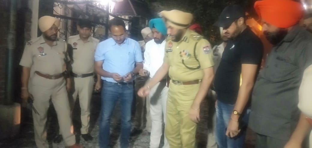 बाबा मोहन दास नगर मे बने गोदाम के पास से धमाके की जांच करने पहुंची पुलिस। जांच करते कमिश्नर गुरप्? बाबा मोहन दास नगर मे बने गोदाम के पास से धमाके की जांच करने पहुंची पुलिस। जांच करते कमिश्नर गुरप्?