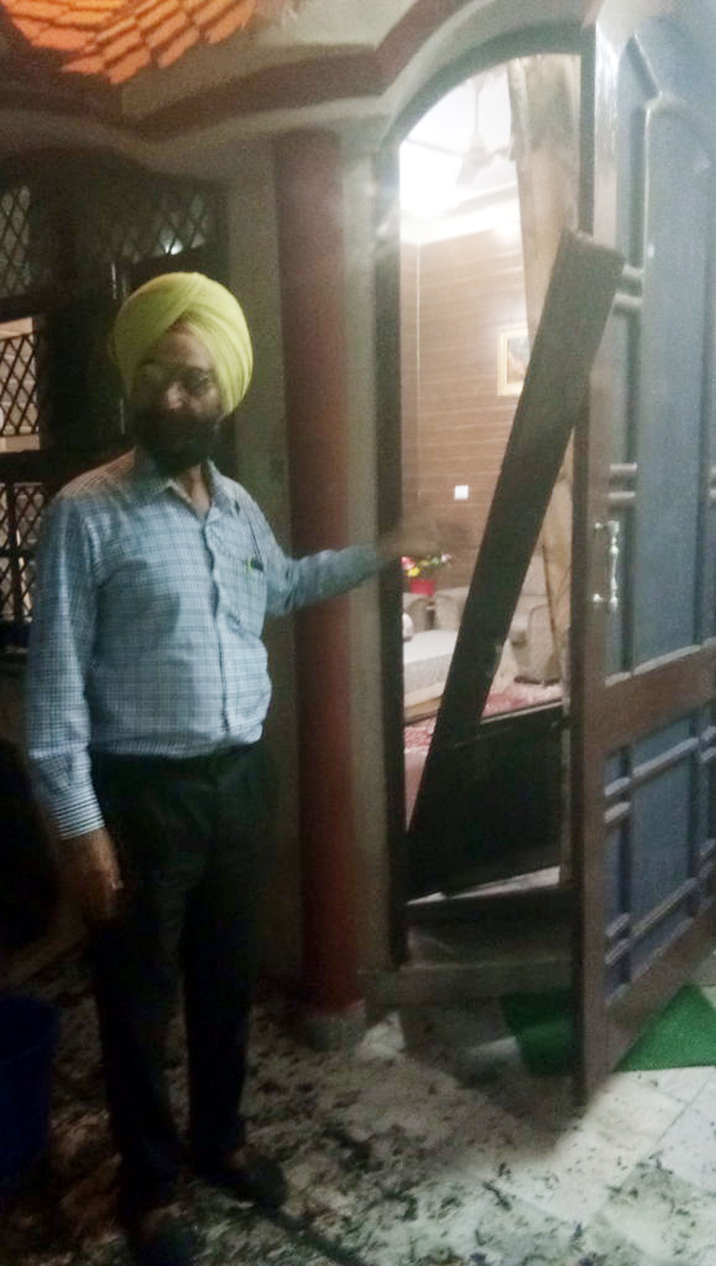 बाबा मोहन दास नगर में धमाके के कारण लोगों के घरों के टूटे शीशे दिखाता व्यक्ति। बाबा मोहन दास नगर में धमाके के कारण लोगों के घरों के टूटे शीशे दिखाता व्यक्ति।