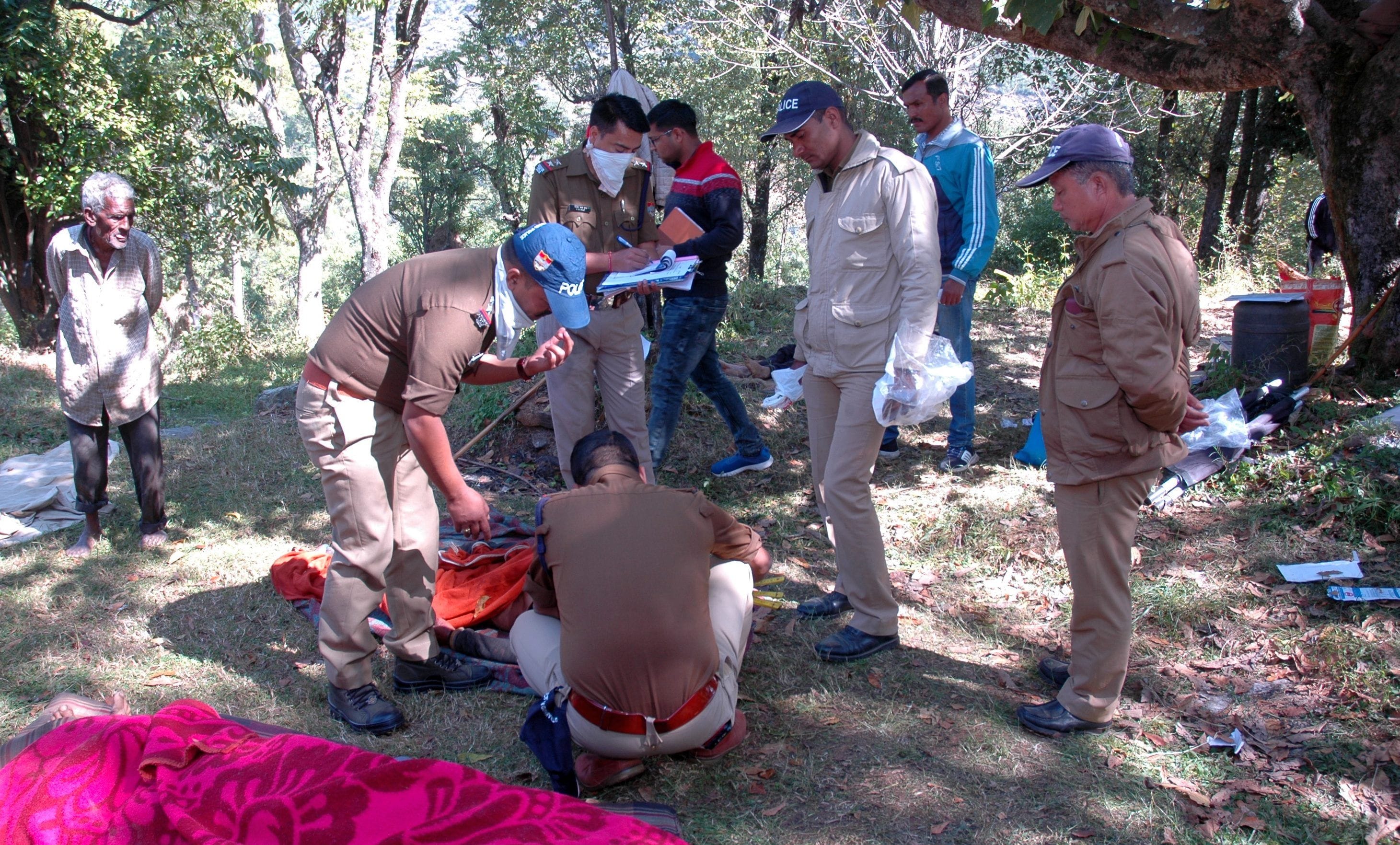 पिथौरागढ़ के मड़धूरा गांव में शवों की जांच करते पुलिस अधिकारी। अमर उजाला पिथौरागढ़ के मड़धूरा गांव में शवों की जांच करते पुलिस अधिकारी। अमर उजाला