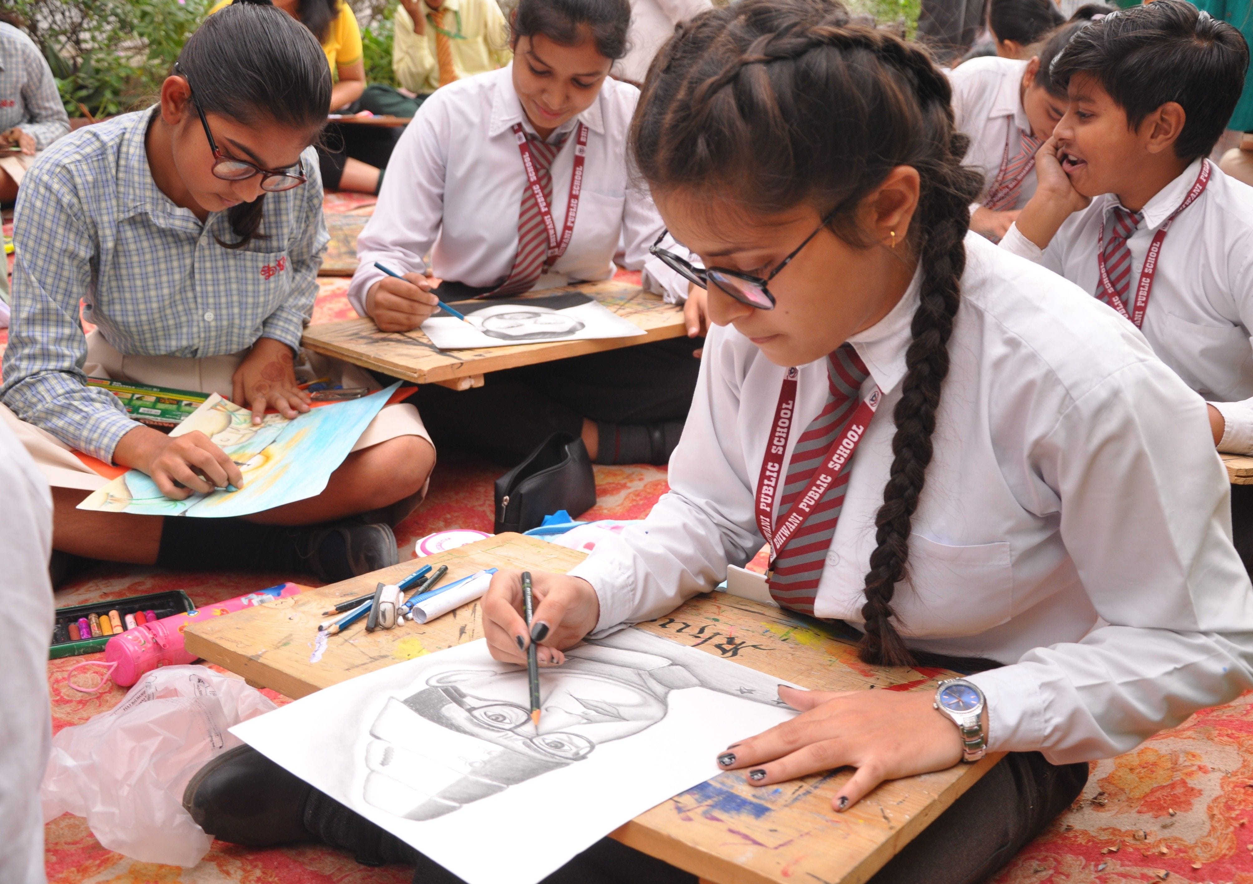 01 फोटो बाल दिवस पर आयोजित कार्यक्रम में चाचा नेहरू का स्केच बनाते हुए छात्रा। 01 फोटो बाल दिवस पर आयोजित कार्यक्रम में चाचा नेहरू का स्केच बनाते हुए छात्रा।
