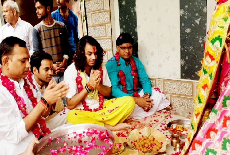 गोवर्धन में पूजा करते तेजप्रताप यादव