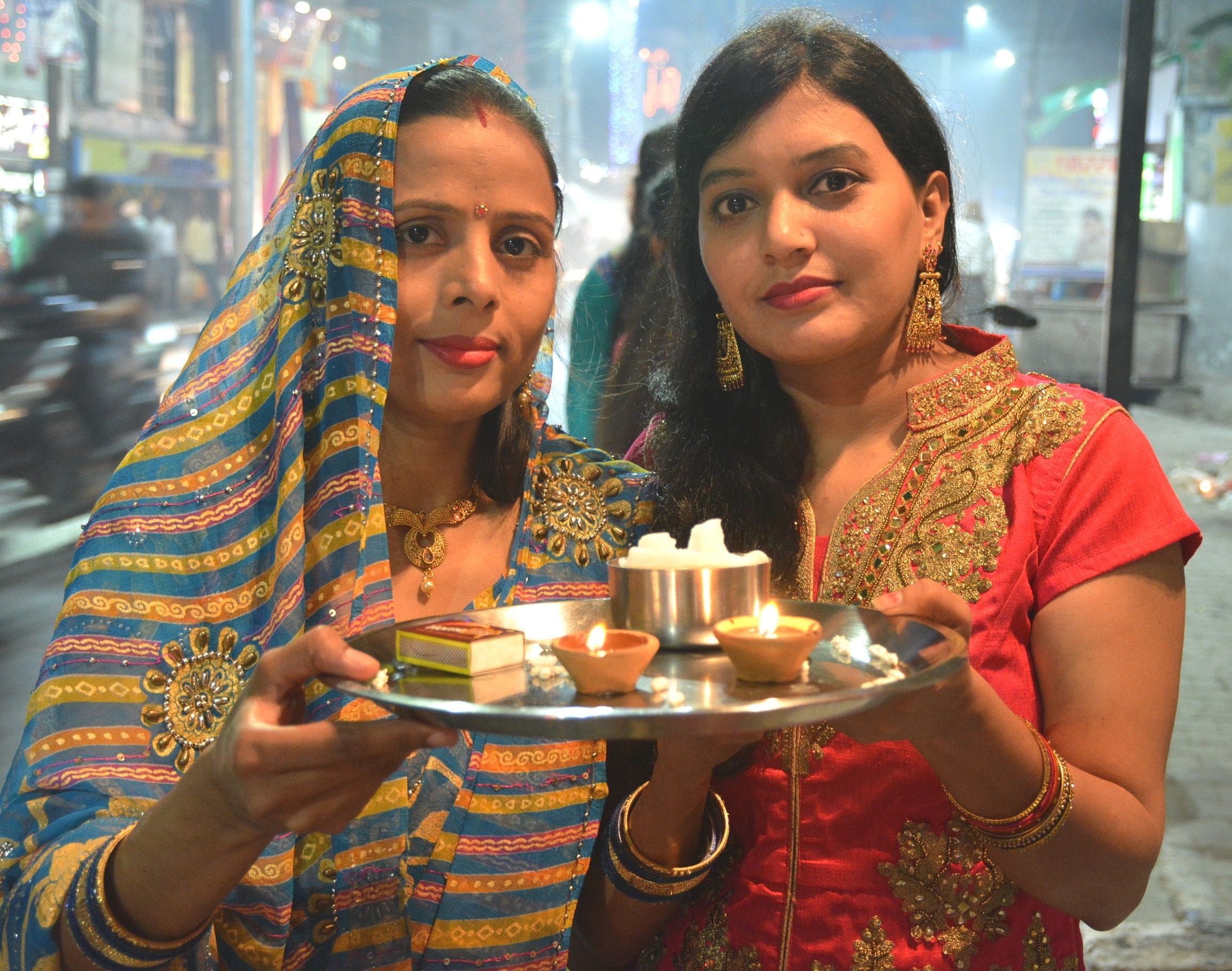 रामघाट रोड़ निकट अतरौली अडडा मंदिर में दिवाली की पूजा करती महिलाएं। रामघाट रोड़ निकट अतरौली अडडा मंदिर में दिवाली की पूजा करती महिलाएं।