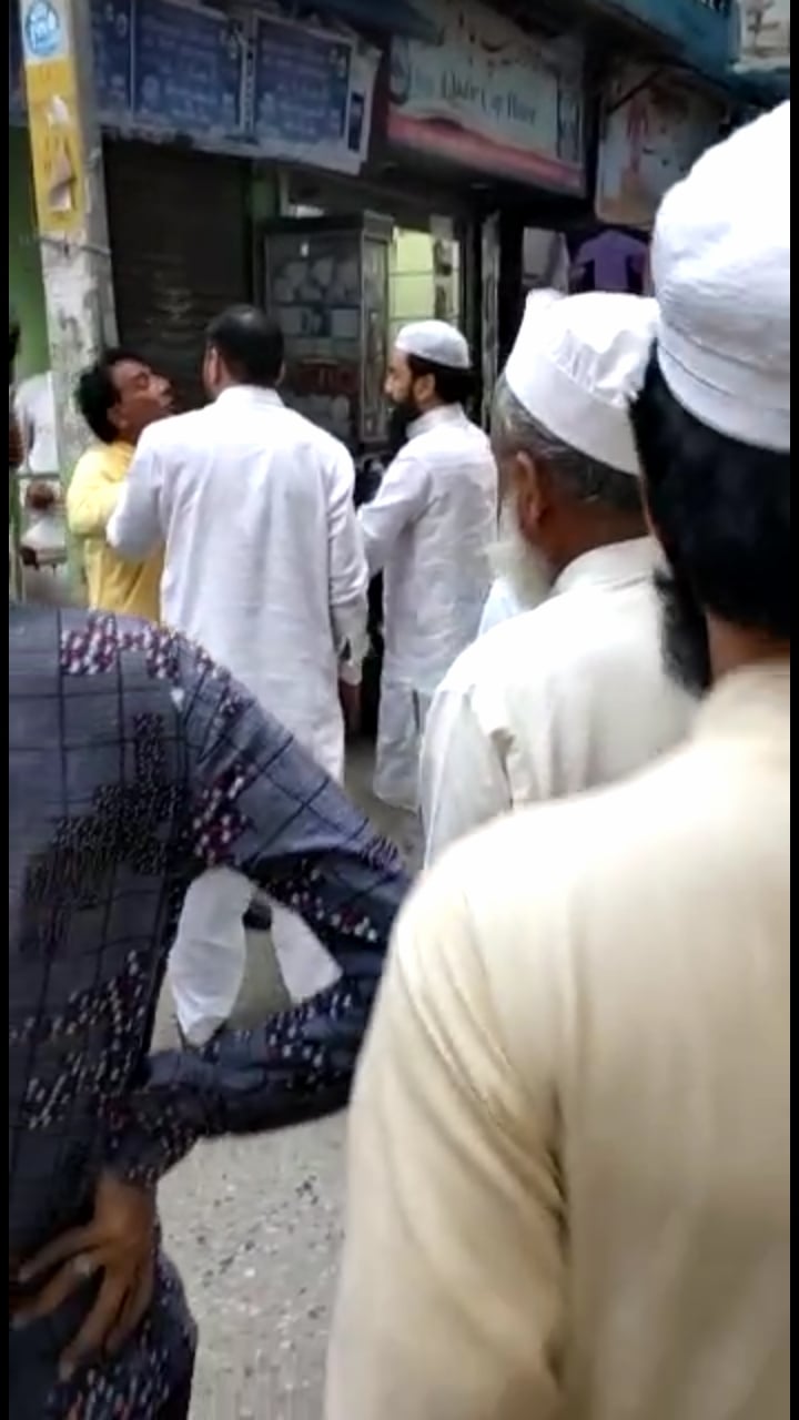 ांग्रेसी नेता की पिटाई करते आरोपी