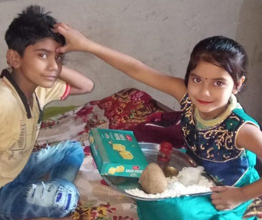 सरधना में भैयादूज पर भाई को तिलक करती बहन । 
