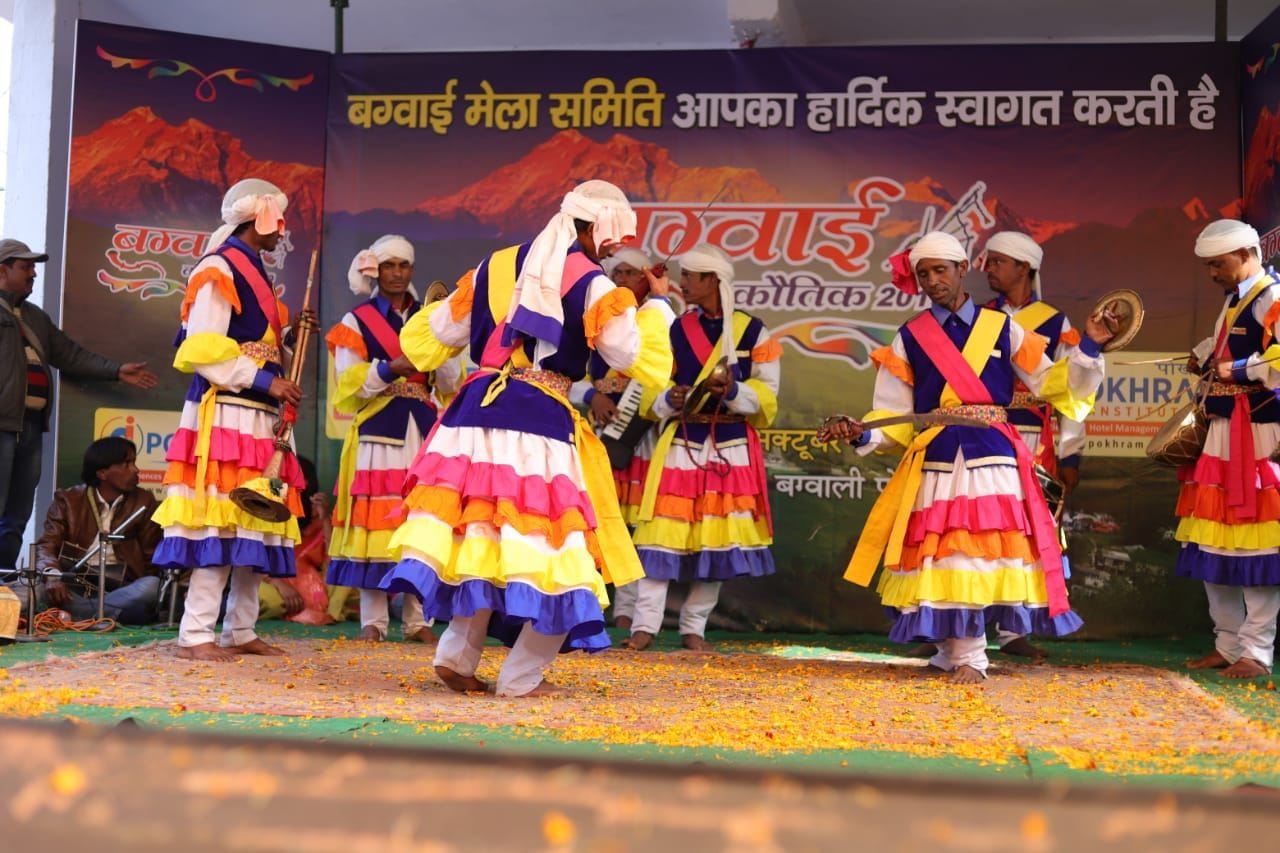 कौतिक में कार्यक्रम पेश करते छोलिया नृतक। अमर उजाला कौतिक में कार्यक्रम पेश करते छोलिया नृतक। अमर उजाला