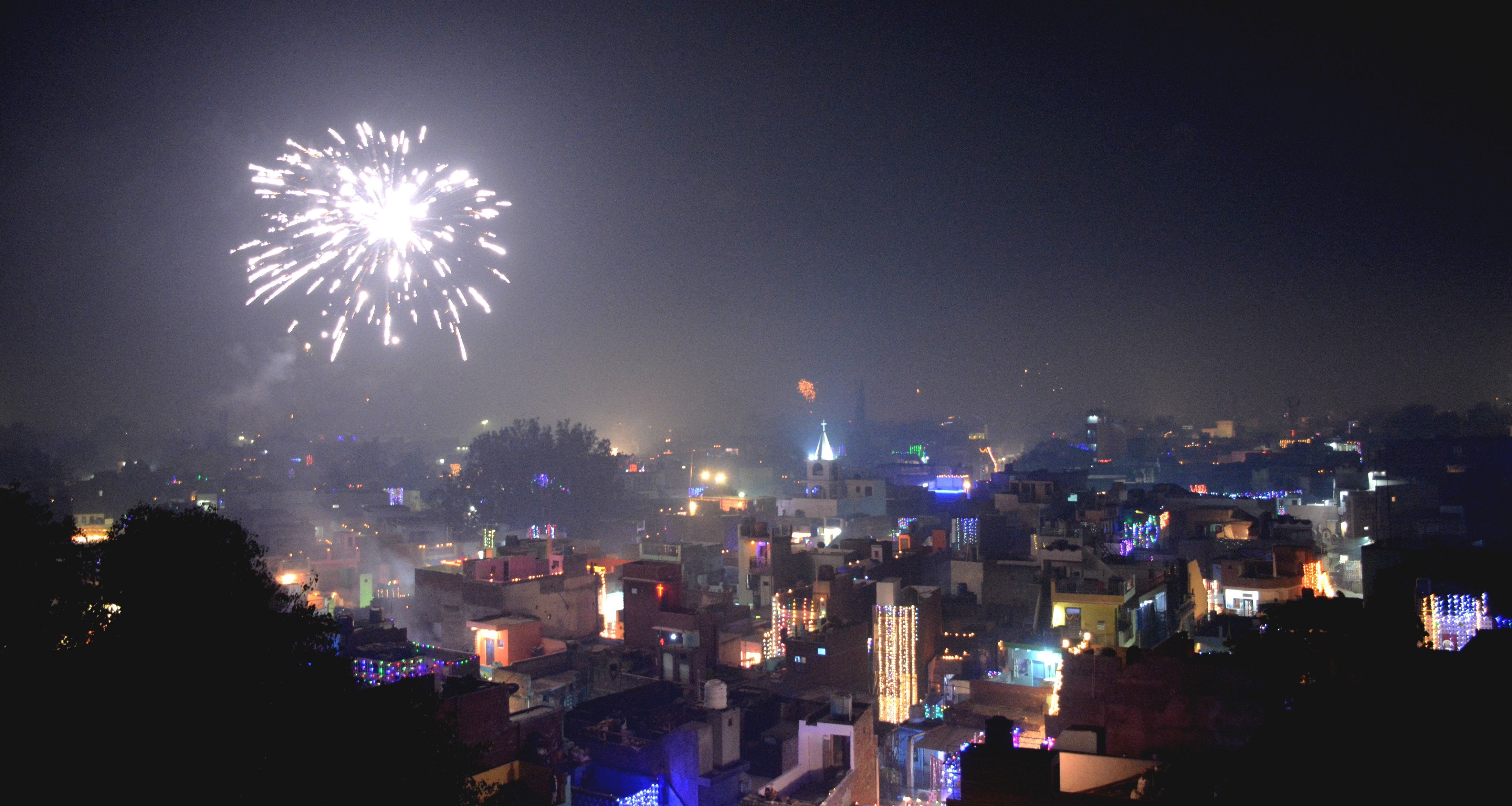रोशनी से नहाया शहर ... रोशनी और खुशियों के त्योहार दीपावली पर शहर दुल्हन की तरह सजा हुआ नजर आया। झोप? रोशनी से नहाया शहर ... रोशनी और खुशियों के त्योहार दीपावली पर शहर दुल्हन की तरह सजा हुआ नजर आया। झोप?