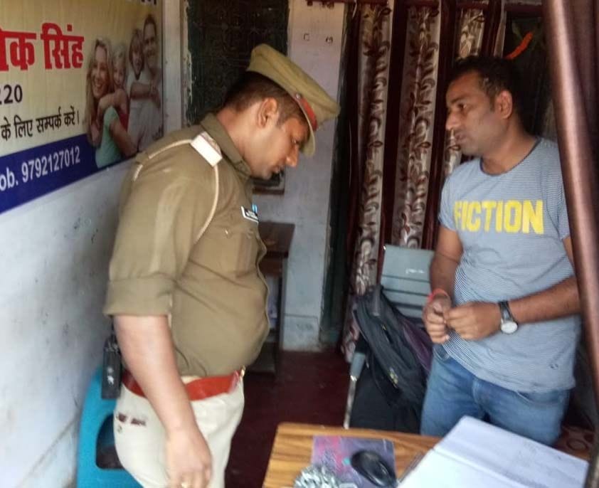 नगर कोतवाली के महुली में बाइक सवार बदमाशों द्वारा टाइनी शाखा में लूट के बाद पीड़ित से पूछताछ करती नगर कोतवाली के महुली में बाइक सवार बदमाशों द्वारा टाइनी शाखा में लूट के बाद पीड़ित से पूछताछ करती