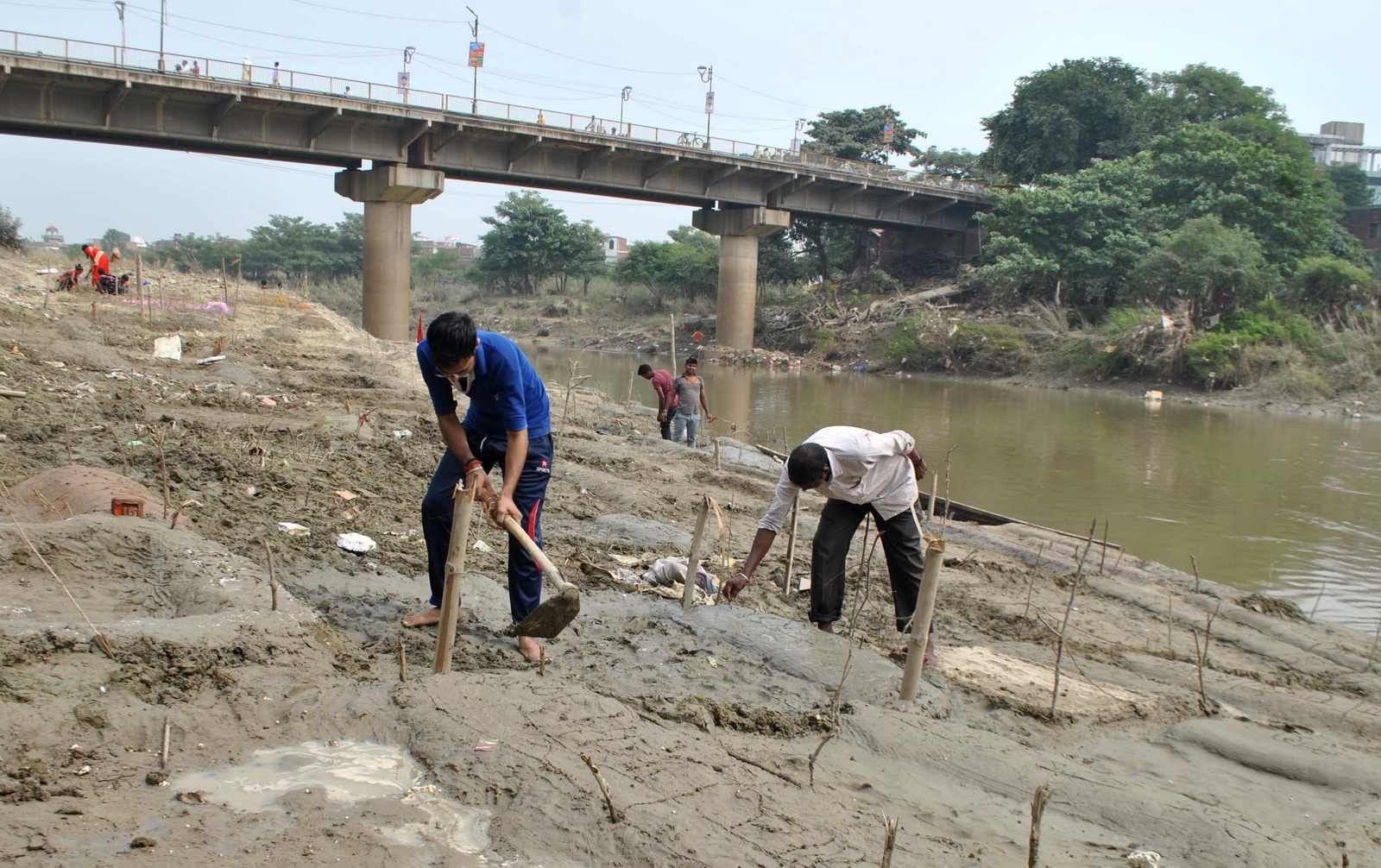 सिधारी घाट पर छाठ पूजा के लिए वेदी बनाते श्रद्घालु।