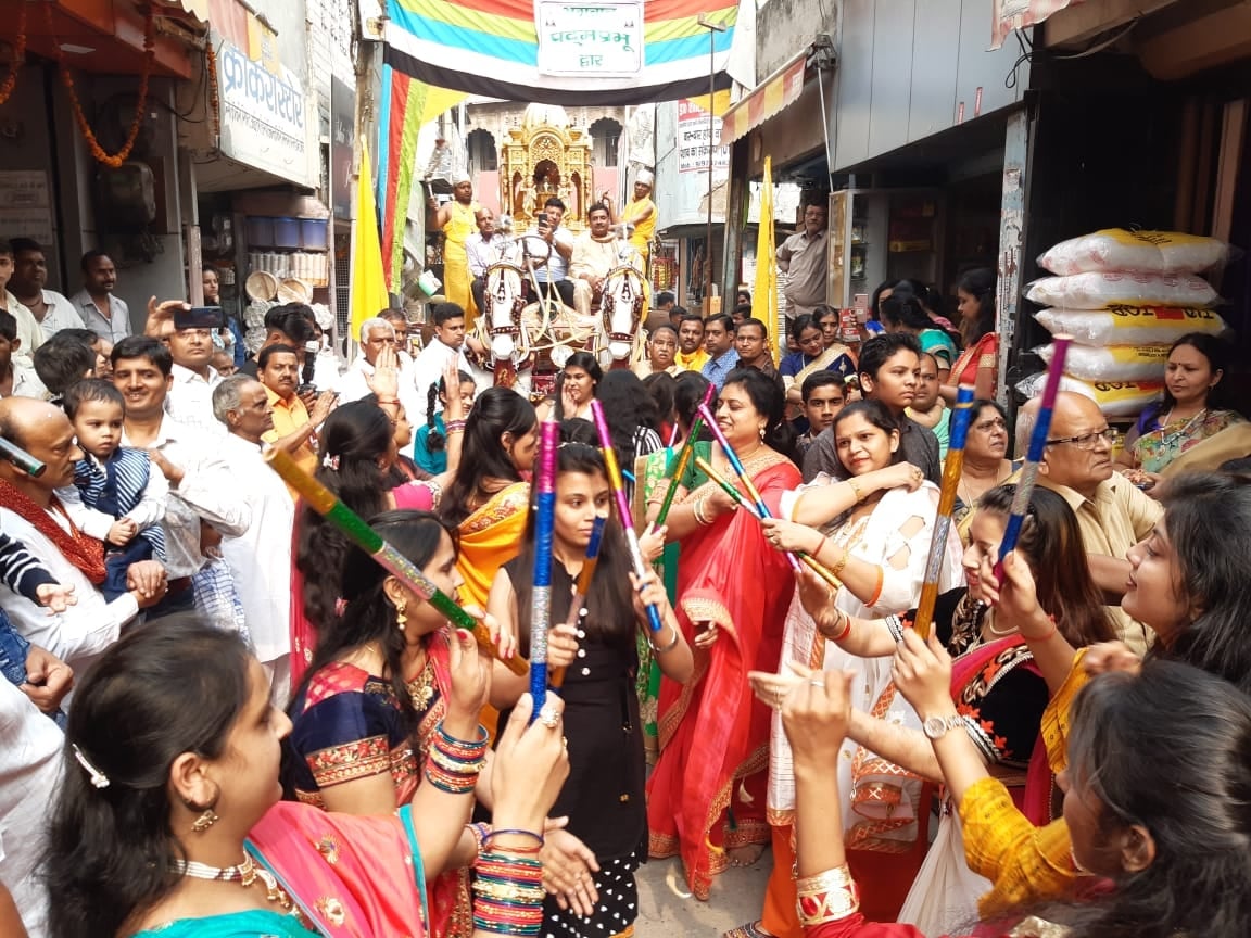 स्वर्थ रथ यात्रा के दौरान डांडिया नृत्य करतीं जैन समाज की महिलाएं