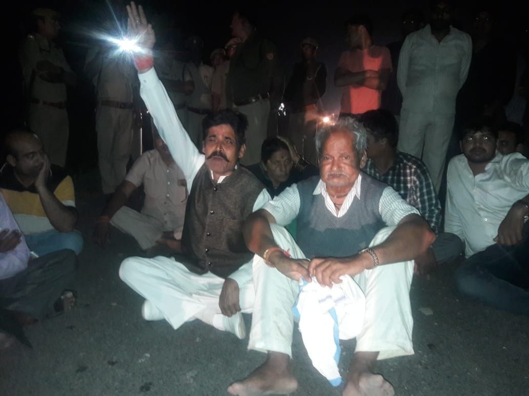 अंतू थाने के बरबंडा में व्यापारी का शव रखकर जाम लगाये परिजन।
