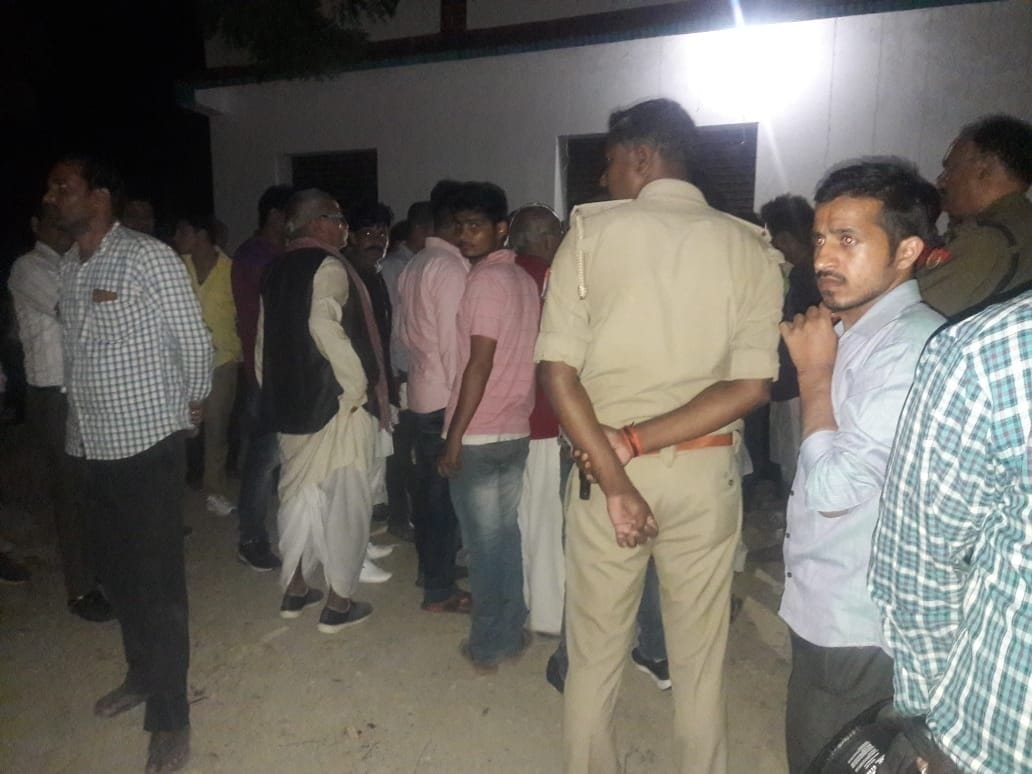 अमेठी पुलिस हिरासत में मृत व्यापारी का शव अंतू थाने के बरबंडा स्थित घर पहुंचने पर जुटी भीड़।