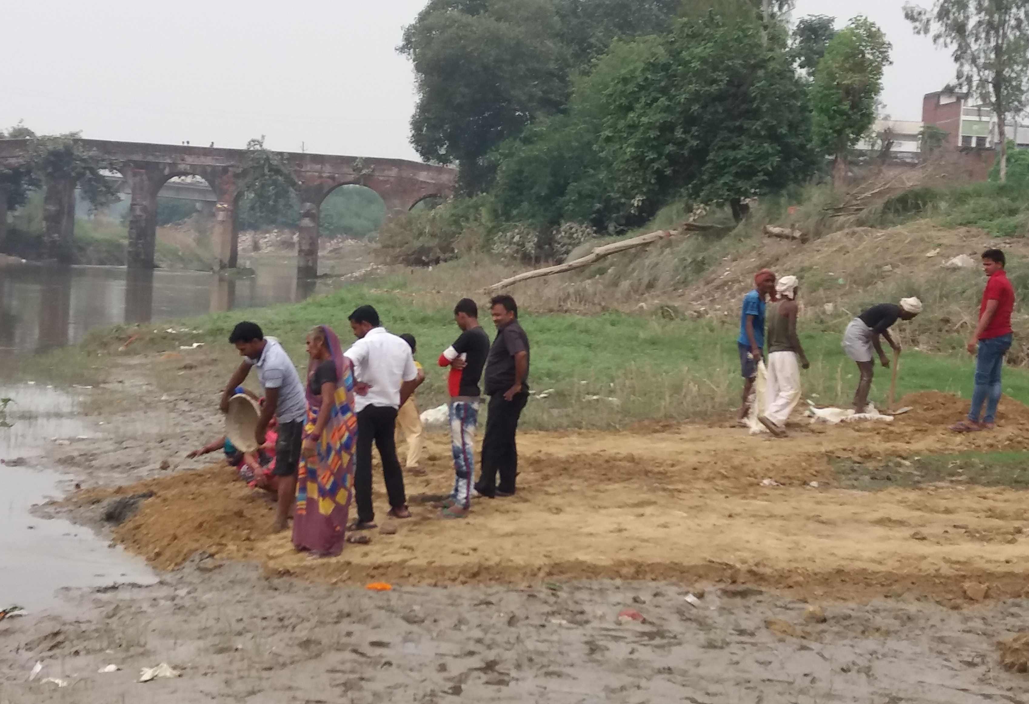 अहरौला के तमसा नदी घाट को छठ पूजा के लिए तैयार करते ग्रामीण। अहरौला के तमसा नदी घाट को छठ पूजा के लिए तैयार करते ग्रामीण।