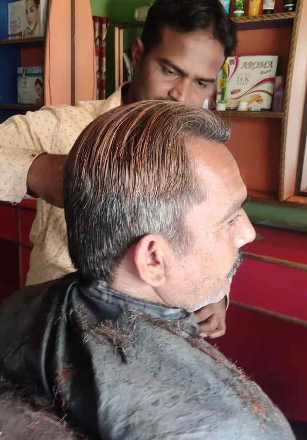 कनीना में बाल कटवाते हुए धर्मेंद्र रोहिल्ला कनीना में बाल कटवाते हुए धर्मेंद्र रोहिल्ला