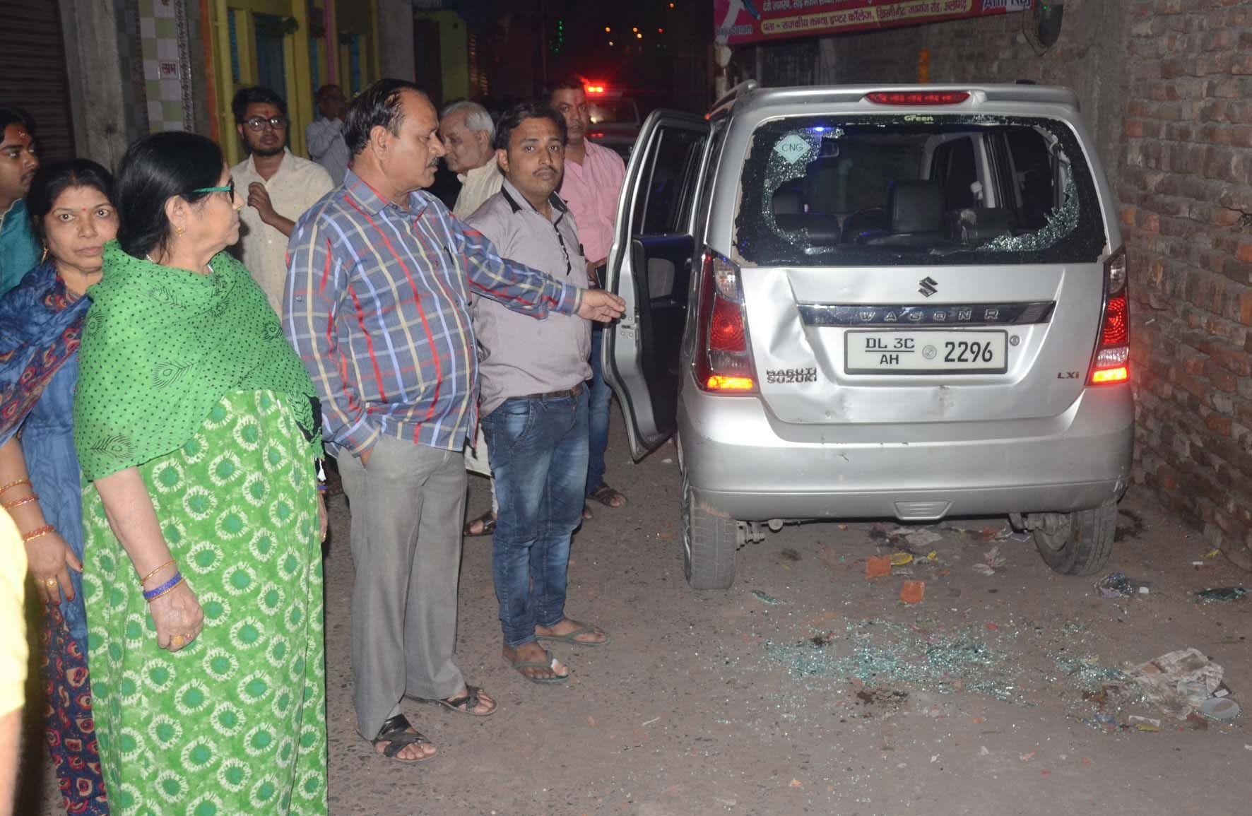 जयगंज स्थित समना पाड़ा व सराय मिश्र में हुए पथराव के बाद घटना स्थल खड़ी छतिग्रस्त गाड़ी। जयगंज स्थित समना पाड़ा व सराय मिश्र में हुए पथराव के बाद घटना स्थल खड़ी छतिग्रस्त गाड़ी।