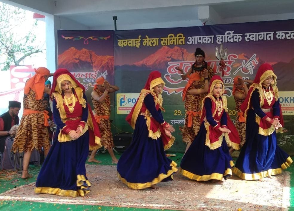 लोक नृत्य प्रस्तुत करते कलाकार। अमर उजाला लोक नृत्य प्रस्तुत करते कलाकार। अमर उजाला