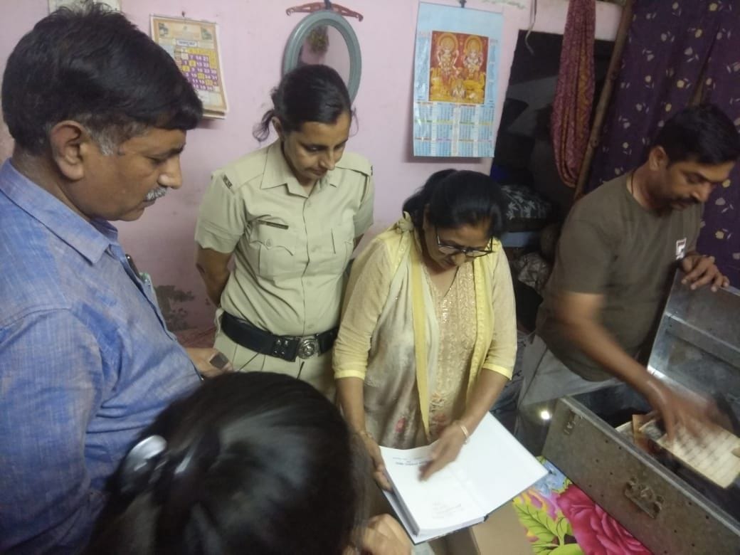 जींद के हकीकत नगर में कमलेश के घर में जांच करती स्वास्थ्य विभाग की टीम। जींद के हकीकत नगर में कमलेश के घर में जांच करती स्वास्थ्य विभाग की टीम।