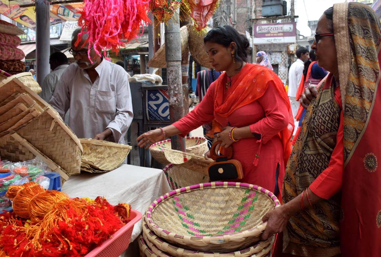 शहर के मुख्य चौक से छठ पूजा के लिए खरिदारी करती महिलएं। शहर के मुख्य चौक से छठ पूजा के लिए खरिदारी करती महिलएं।