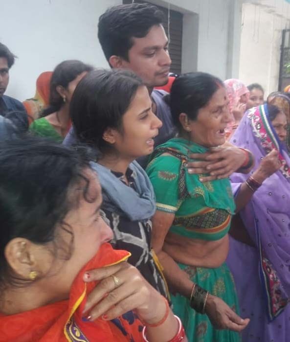 अंतू थाने के बरबंडा में व्यापारी सत्य प्रकाश के बिलखती मां बेटी व बेटा। अंतू थाने के बरबंडा में व्यापारी सत्य प्रकाश के बिलखती मां बेटी व बेटा।