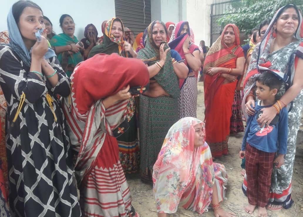 अंतू थाने के बरबंडा में व्यापारी सत्य प्रकाश के बिलखते परिजन। अंतू थाने के बरबंडा में व्यापारी सत्य प्रकाश के बिलखते परिजन।