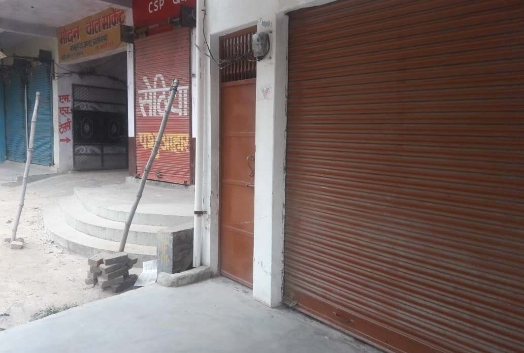 अमेठी पुलिस हिरासत में व्यापारी की मौत के विरोध में अंतू थाने के बरबंडा में बंद बाजार। अमेठी पुलिस हिरासत में व्यापारी की मौत के विरोध में अंतू थाने के बरबंडा में बंद बाजार।