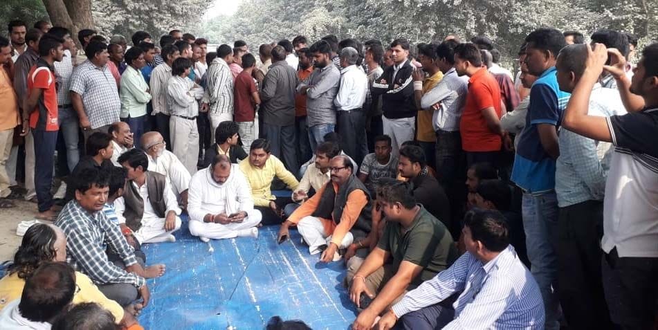 अमेठी पुलिस हिरासत में व्यापारी सत्यप्रकाश की मौत के बाद अंतू थाने के बरबंडा में दुसरे दिन जाम लग अमेठी पुलिस हिरासत में व्यापारी सत्यप्रकाश की मौत के बाद अंतू थाने के बरबंडा में दुसरे दिन जाम लग