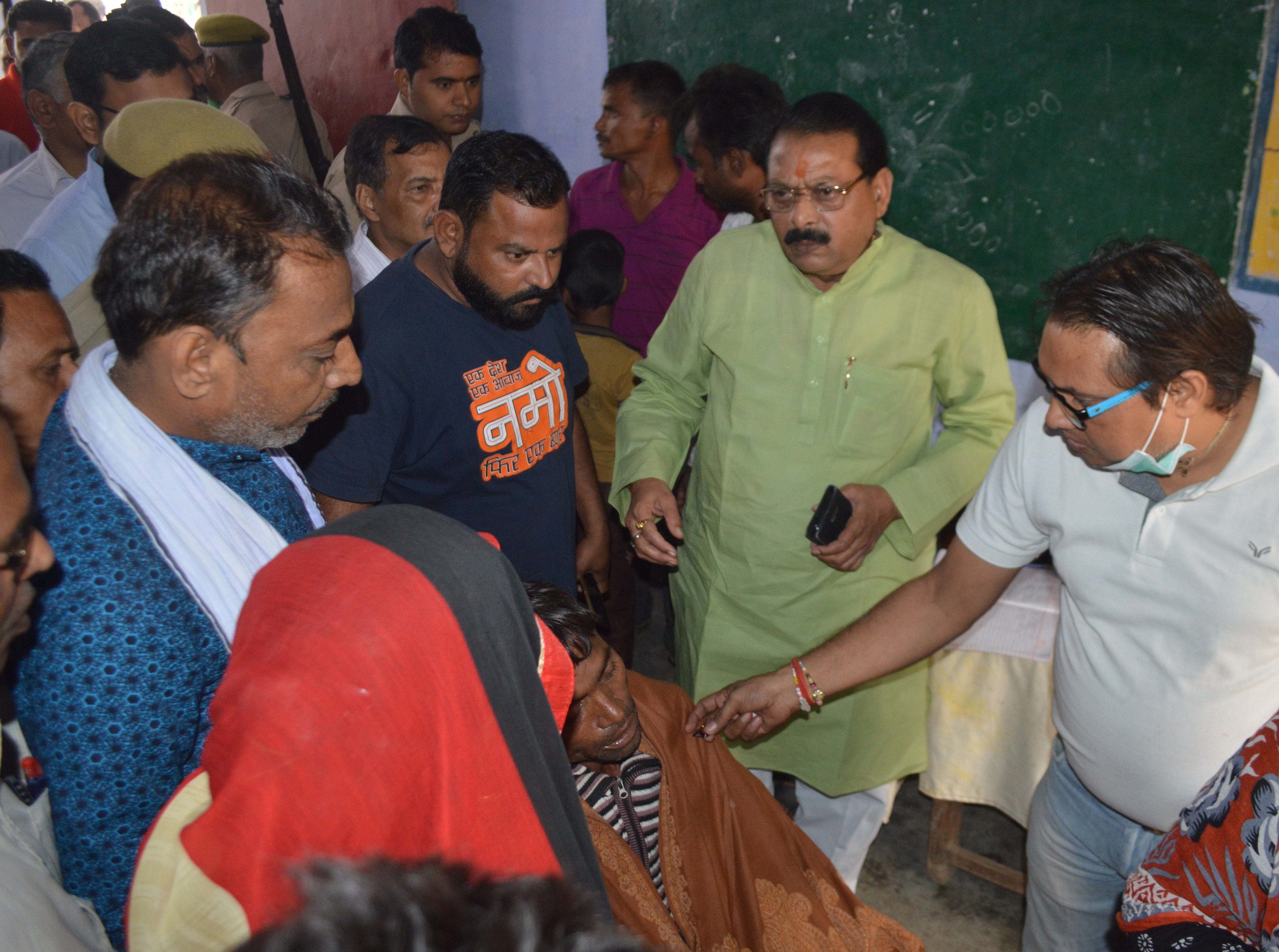 गांव कछपुरा में बीमार लोगों का हाल जानते विधायक सिकंद्रराराऊ वीरेन्द्र सिंह राना। 