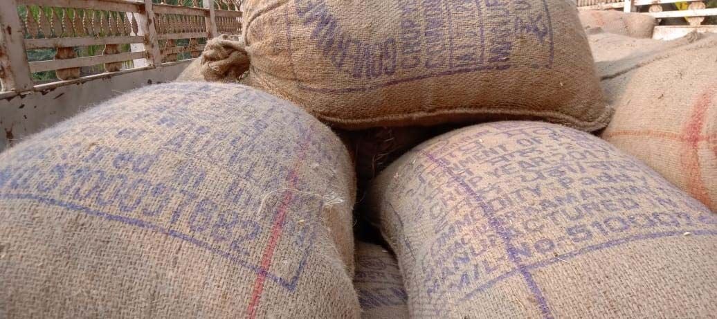 जगेशरगंज के बांसी गांव में ग्रामीणों द्वारा पकड़ा गया कोटे का राशन।