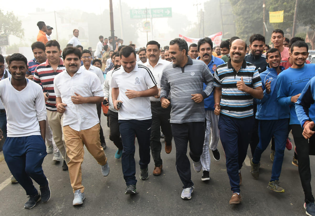 मुजफ्फरनगर में मेरठ रोड पर रन फार यूनिटी दौड में प्रतिभाग करते केद्रीय मंत्री डॉ संजीव बालियान। मुजफ्फरनगर में मेरठ रोड पर रन फार यूनिटी दौड में प्रतिभाग करते केद्रीय मंत्री डॉ संजीव बालियान।