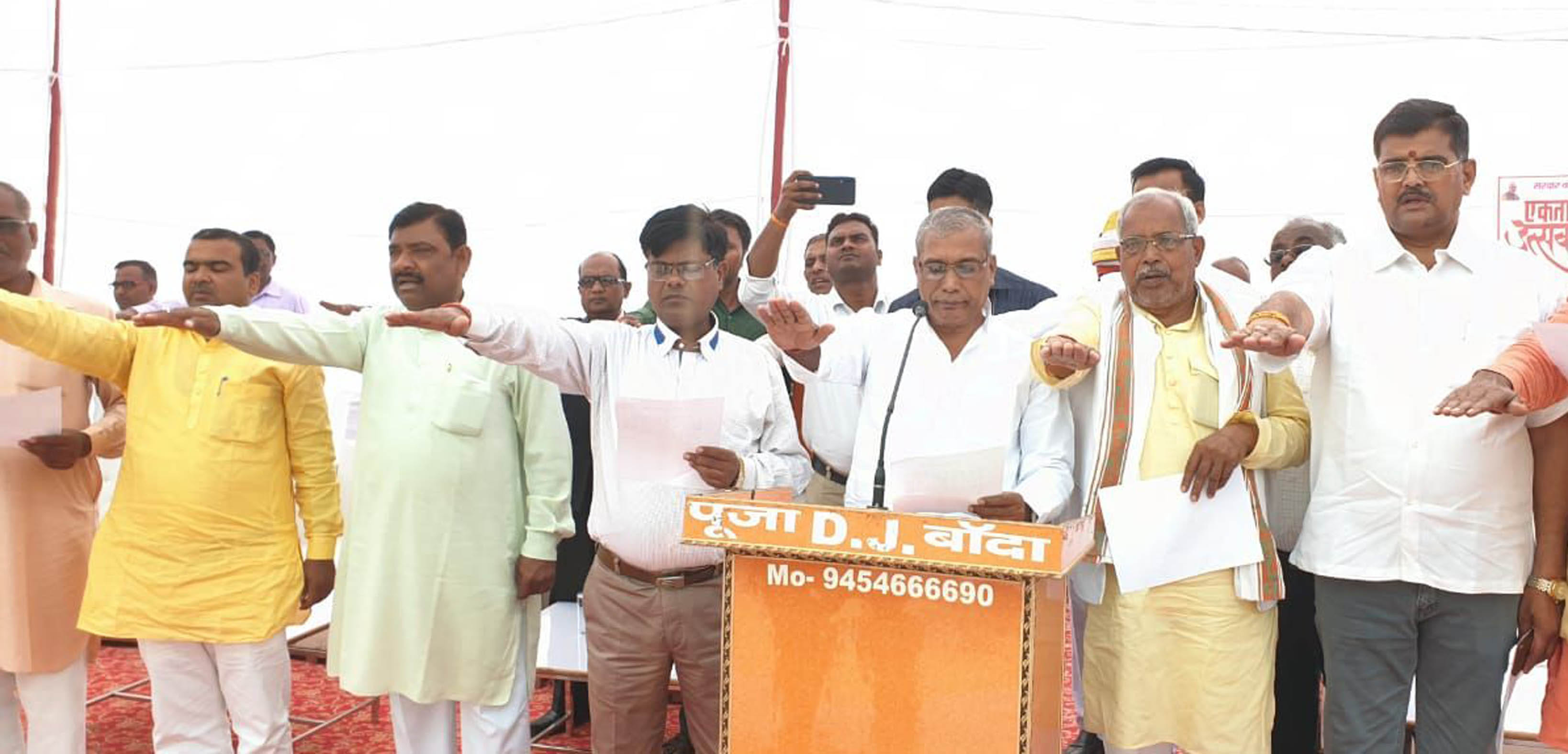 एकता और अखंडता की शपथ दिलाते जनपद प्रभारी व राज्यमंत्री लाखन सिंह राजपूत। साथ में विधायक चंद्रप? एकता और अखंडता की शपथ दिलाते जनपद प्रभारी व राज्यमंत्री लाखन सिंह राजपूत। साथ में विधायक चंद्रप?
