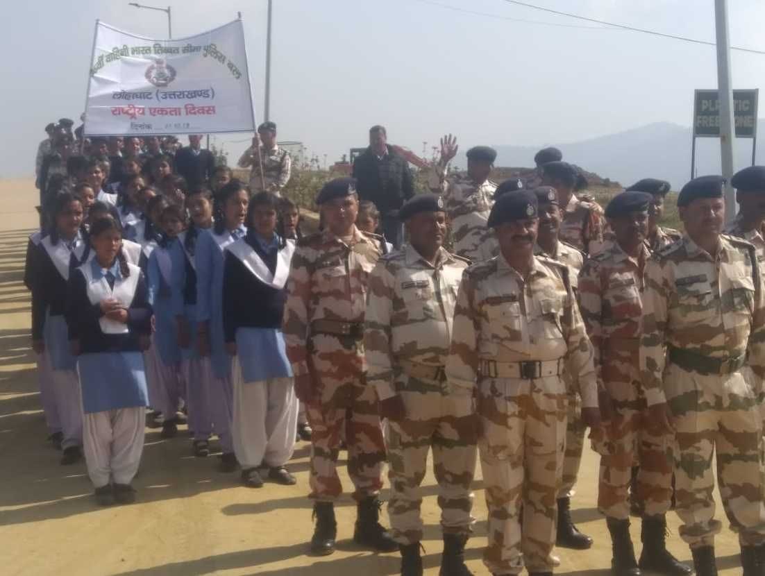 राष्ट्रीय एकता दिवस के मौके पर रैली निकालते आईटीबीपी के हिमवीर और जीआईसी सुंई के छात्र-छात्राएं?