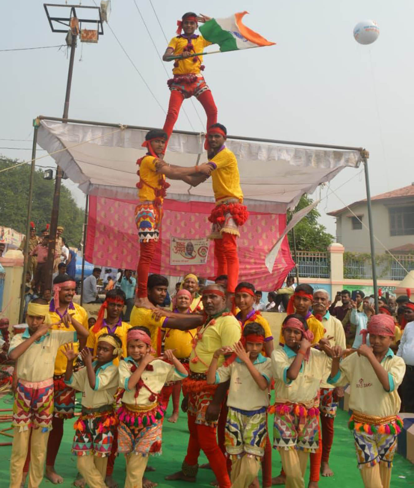 एकता उत्सव में सांस्कृतिक कार्यक्रम पेश करती बड़ोखर के रमेश पाल की टीम। एकता उत्सव में सांस्कृतिक कार्यक्रम पेश करती बड़ोखर के रमेश पाल की टीम।