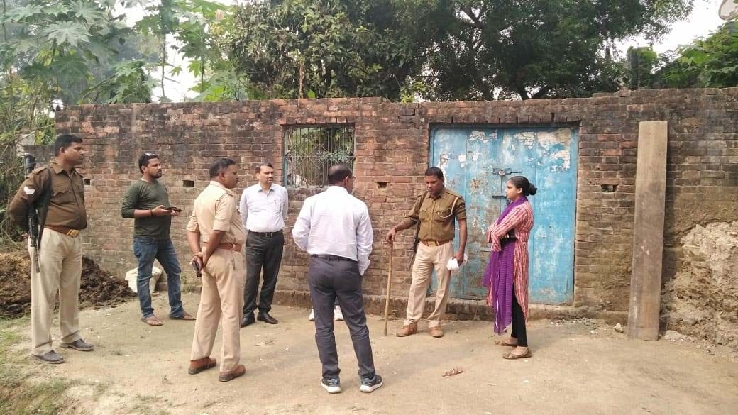 विहार एफसीआई गोदाम के पीछे सरकारी खाद्यान बरामद होने के बाद पहुंचे एसडीएम व पुलिस।