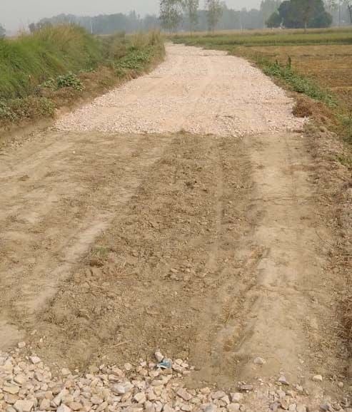 कोहडौर थाना क्षेत्र में निर्माणाधीन गंगापुर माइनर की सड़क।