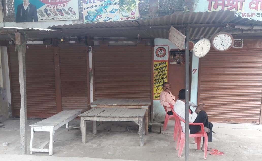 पुलिस हिरासत में व्यापारी की मौत के विरोध में अंतू थाने के बरबंडा में बंद दुुकानें। पुलिस हिरासत में व्यापारी की मौत के विरोध में अंतू थाने के बरबंडा में बंद दुुकानें।