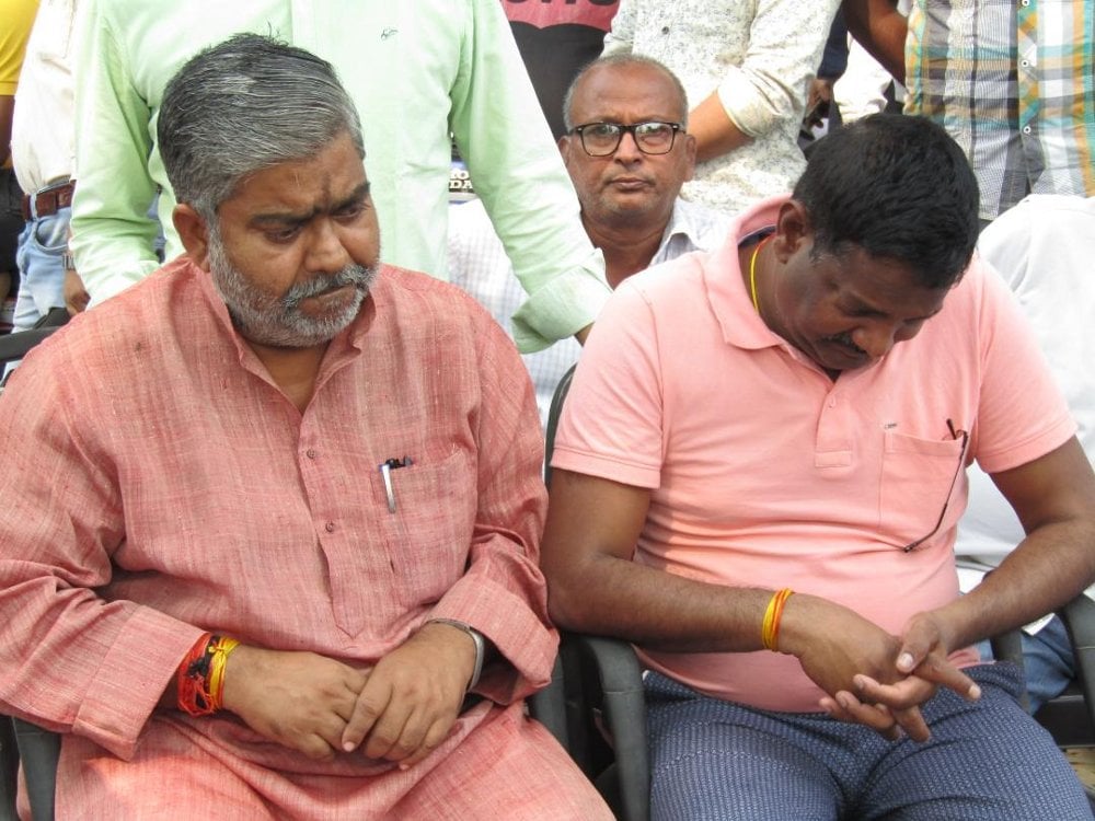 जिला अस्पताल में भतीजे की मौत के बाद रोते बिलखते सदर विधायक जयमंगल कन्नौजिया जिला अस्पताल में भतीजे की मौत के बाद रोते बिलखते सदर विधायक जयमंगल कन्नौजिया