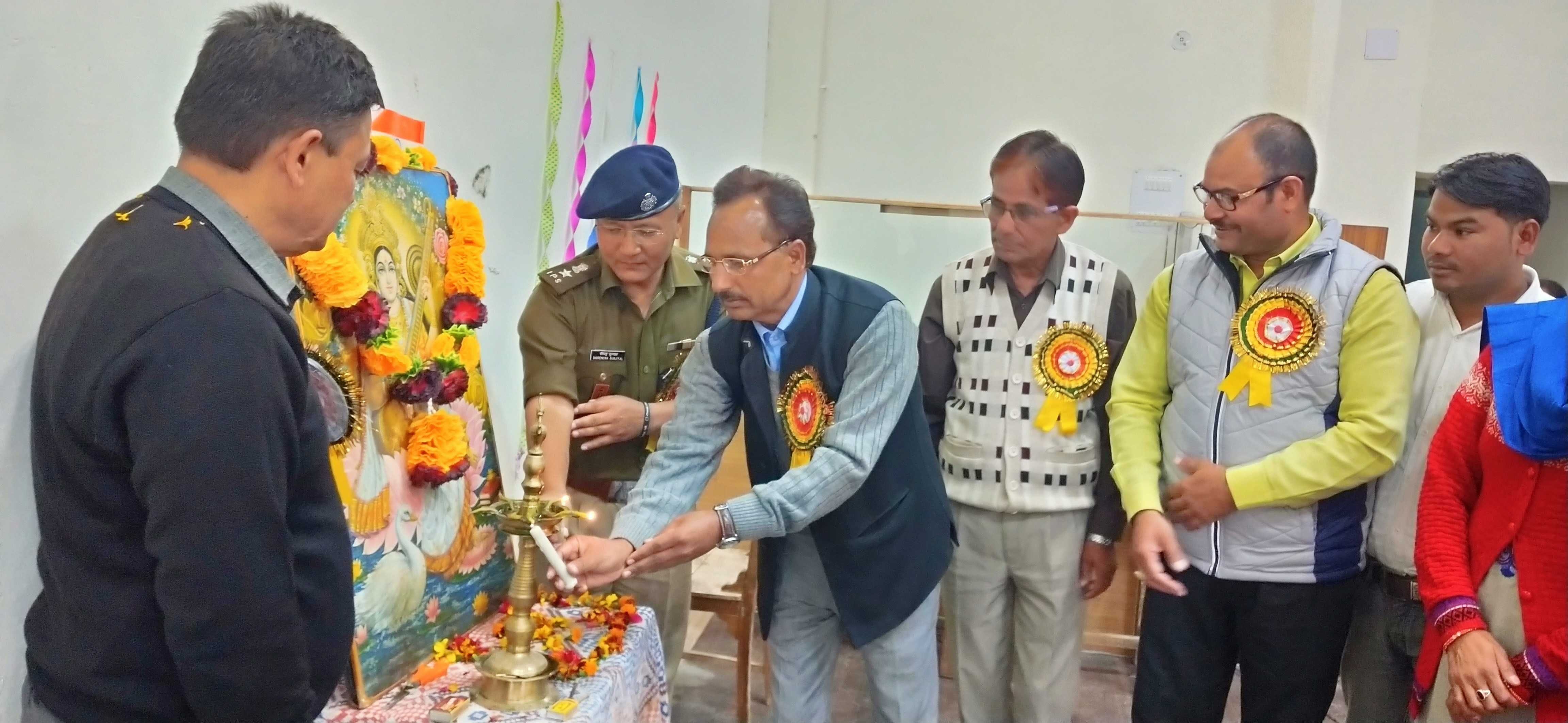 चंपावत में जिला कला महोत्सव का शुभारंभ करते एसपी धीरेंद्र गुंज्याल। चंपावत में जिला कला महोत्सव का शुभारंभ करते एसपी धीरेंद्र गुंज्याल।