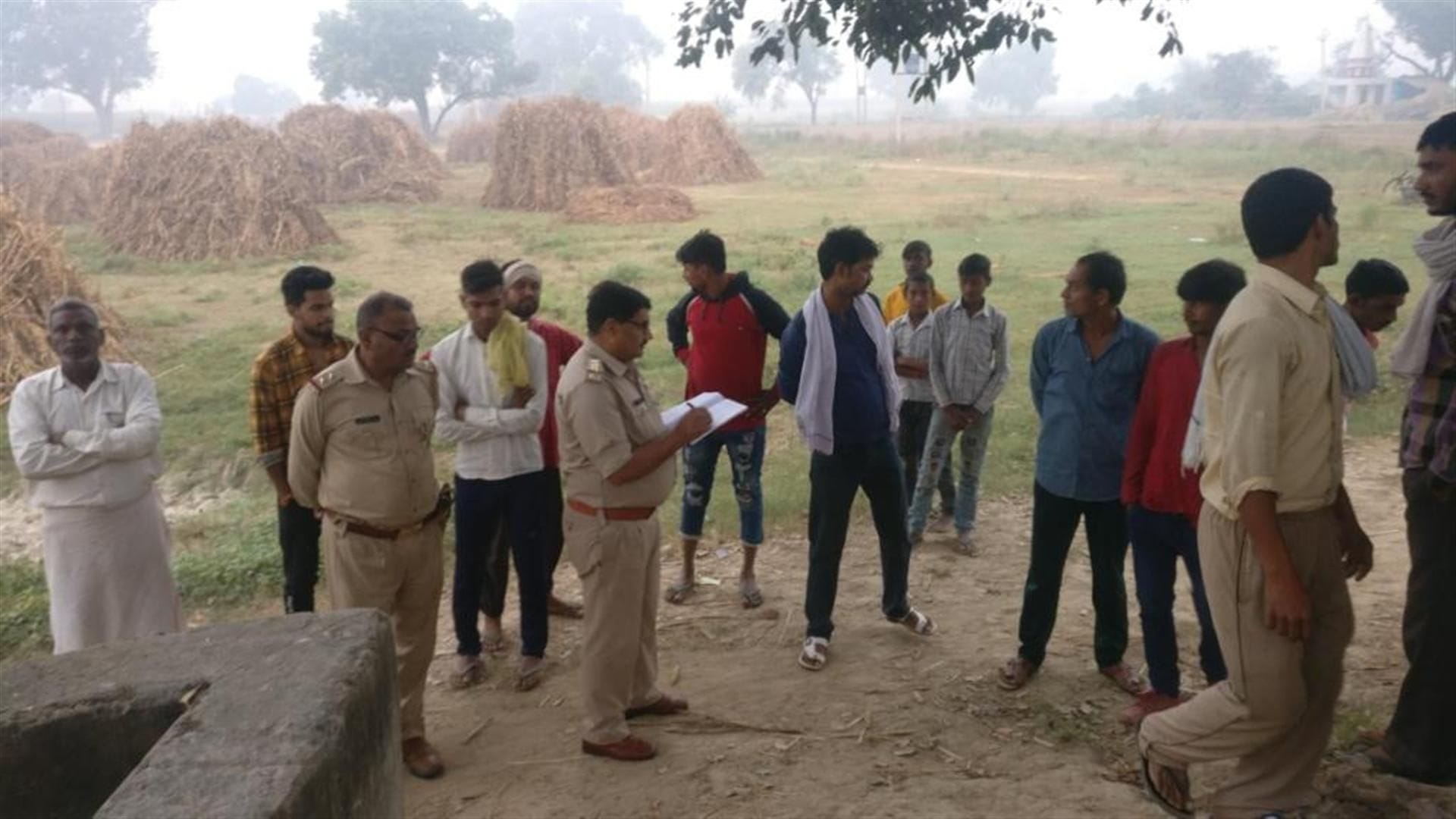 गोली लगने के घटनास्थल पर जांच करती पुलिस। गोली लगने के घटनास्थल पर जांच करती पुलिस।