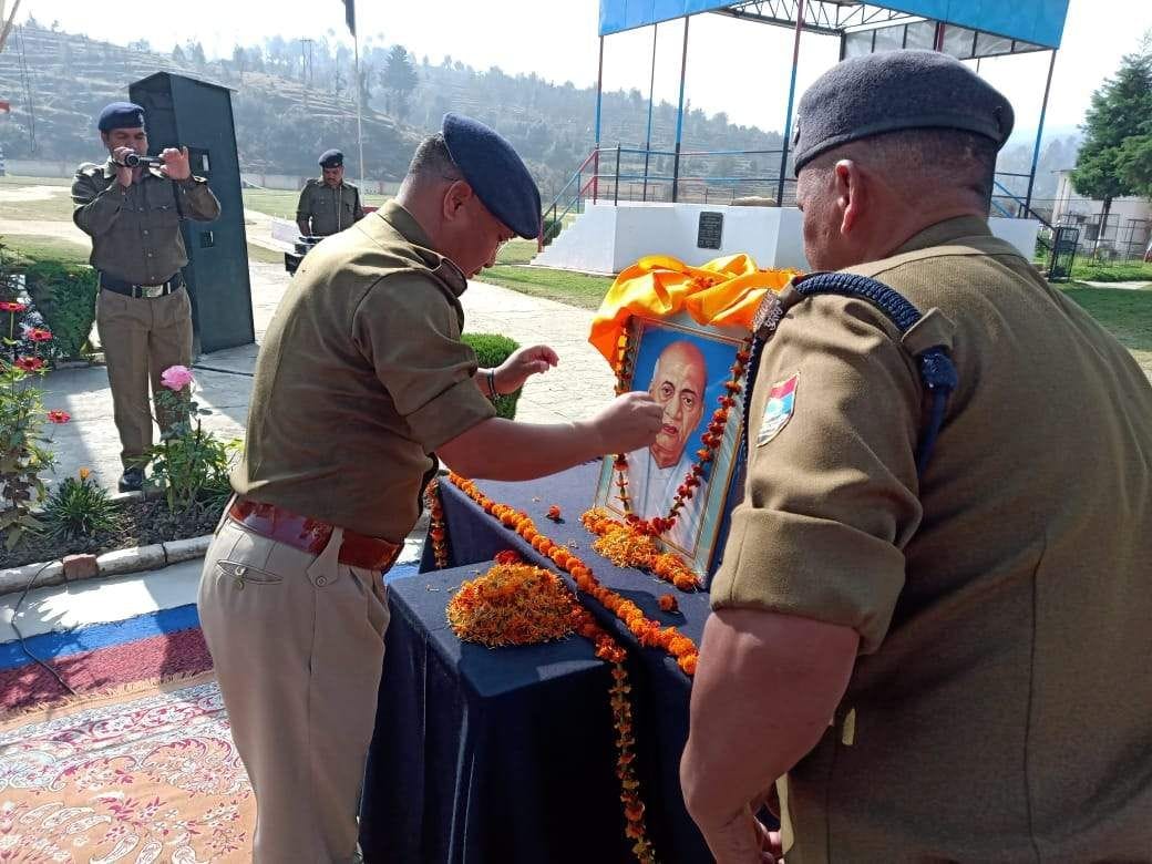 चंपावत पुलिस लाइन में सरदार बल्लभ पटेल के चित्र में माल्यापर्ण करते एसपी धीरेंद्र गुंज्याल।