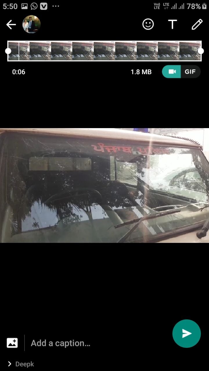 पथराव में टूटा पुलिस की गाड़ी का शीशा।