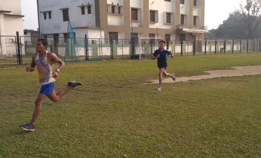 टनकपुर स्टेडियम क्रास कंट्री दौड़ लगाते धावक।