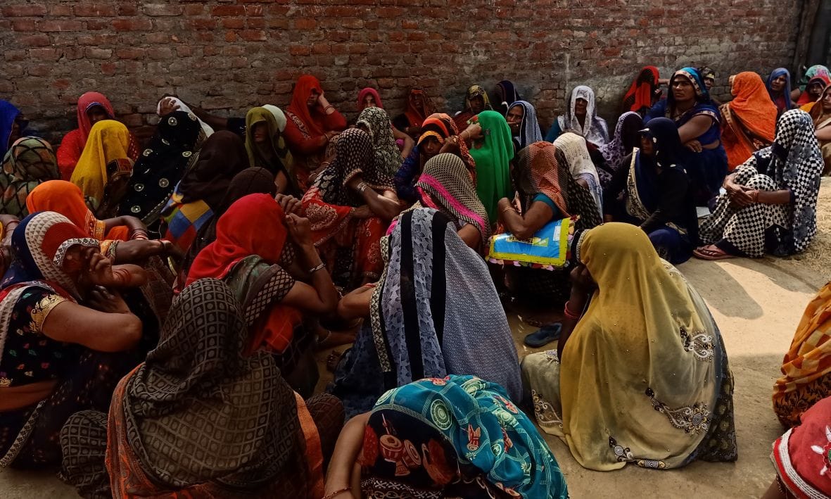 01एमएनपी-18-औंछा के नगला नया में सांड के हमले से किसान की मौत के बाद विलाप करते परिजन 01एमएनपी-18-औंछा के नगला नया में सांड के हमले से किसान की मौत के बाद विलाप करते परिजन