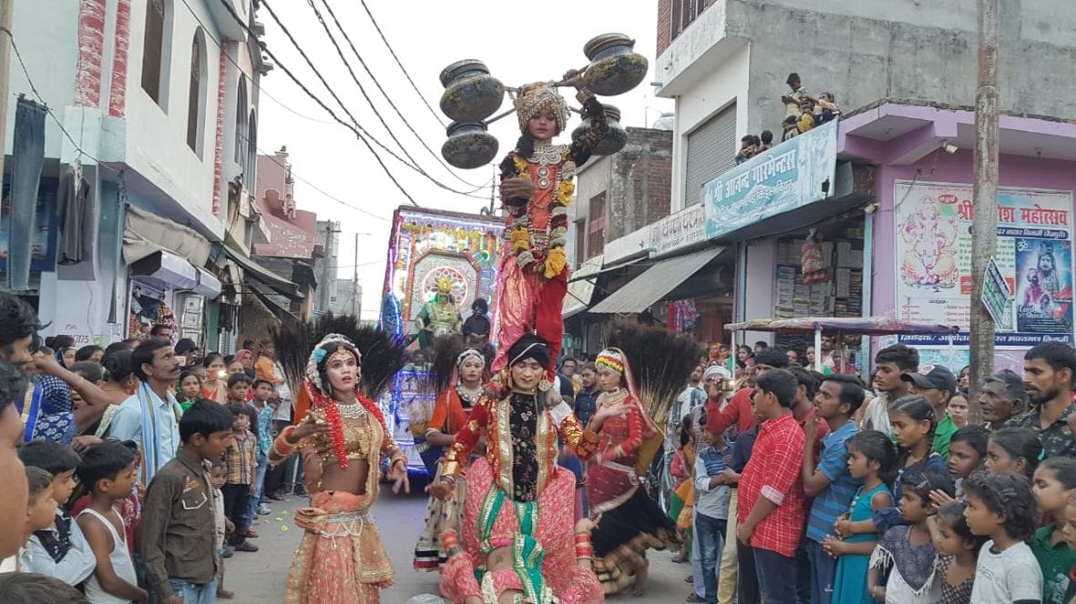 01एमएनपी-24-शिव बरात में शामिल कलाकार प्रस्तुतियां देते हुए