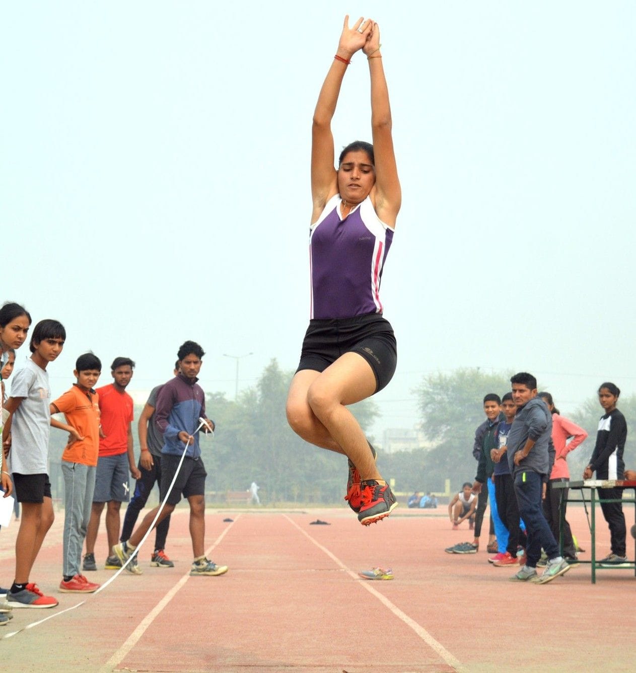 03. फोटो प्रतियोगिता में ऊंची कूद लगाते हुए महिला खिलाड़ी। 03. फोटो प्रतियोगिता में ऊंची कूद लगाते हुए महिला खिलाड़ी।