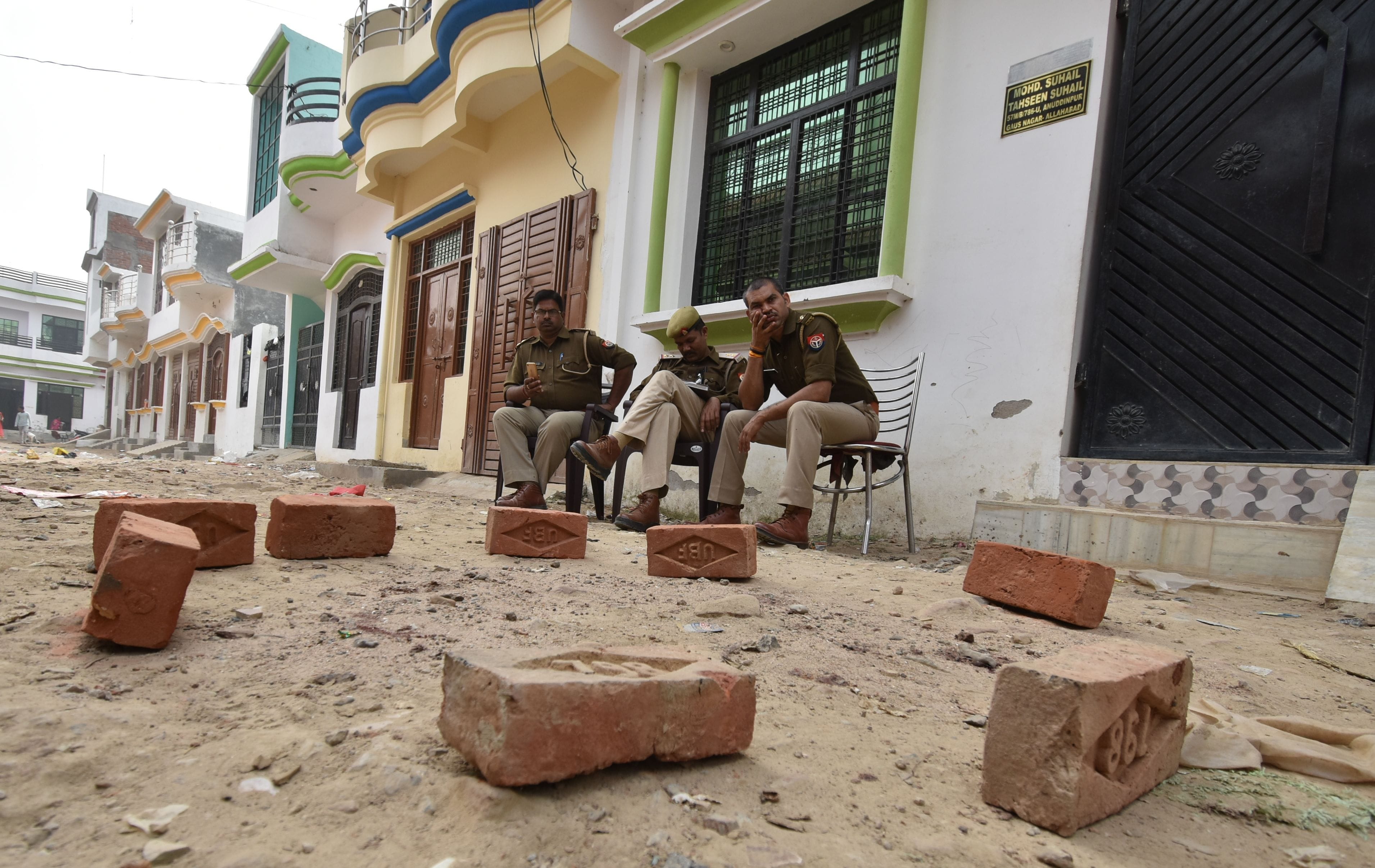 प्रयागराज में बृहस्पतिवार को अधिवक्ता की गोली मार कर हत्या के बाद करेली स्थित वकील के मकान के बाह प्रयागराज में बृहस्पतिवार को अधिवक्ता की गोली मार कर हत्या के बाद करेली स्थित वकील के मकान के बाह