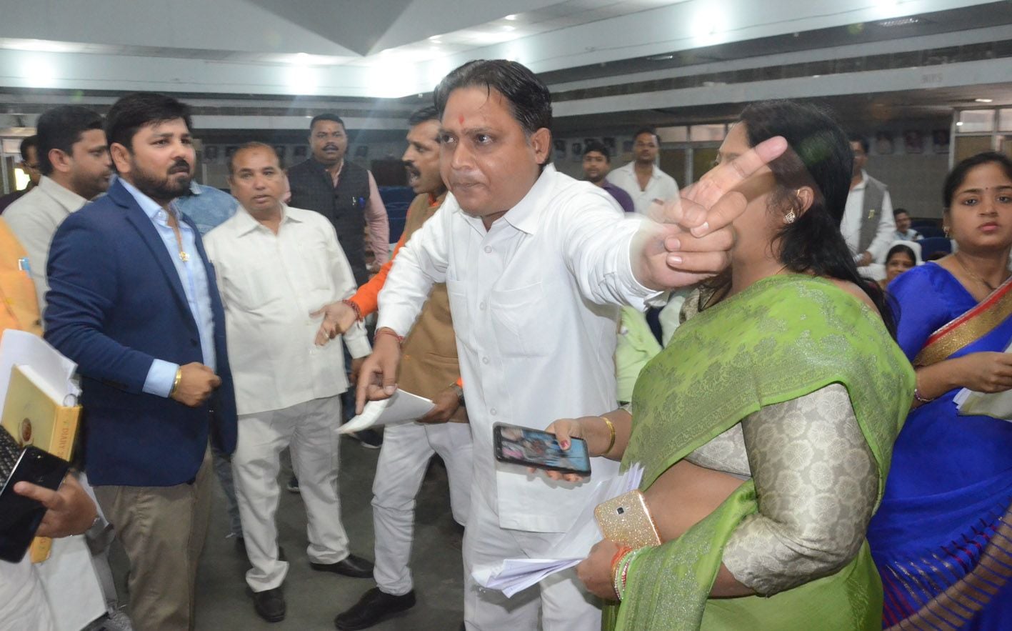 नगर निगम की बोर्ड बैठक में हंगामा करते भाजपा के पार्षद । नगर निगम की बोर्ड बैठक में हंगामा करते भाजपा के पार्षद ।